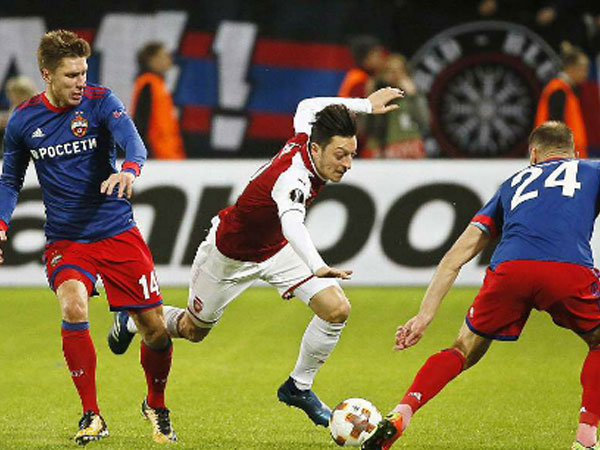 Arsenal suýt đi theo vết xe đổ của Barca