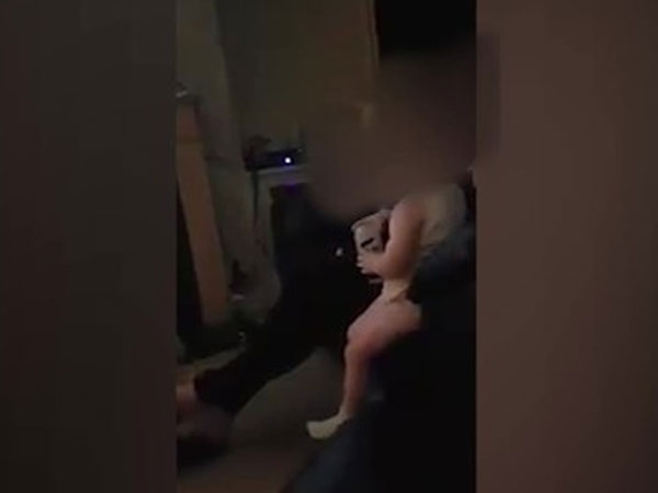 Bé gái 2 tuổi được mẹ cho cầm cả lon bia uống như người lớn