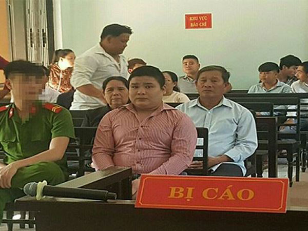 Bé gái bị 'hại đời' sau khi 'đập đá' cùng nhóm thanh niên