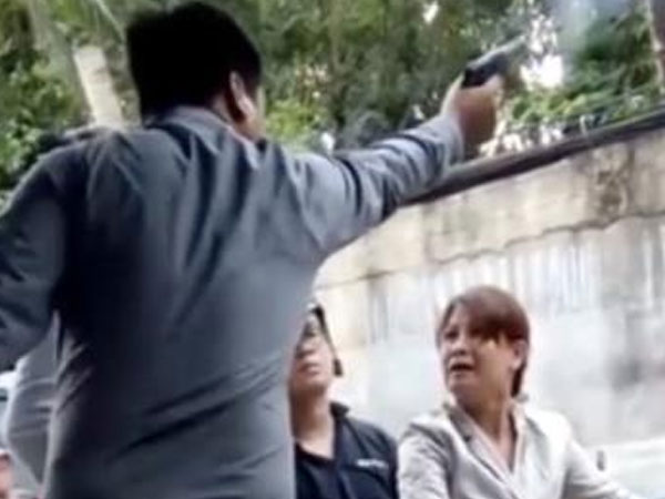 Móc súng dọa bắn nữ nhân công, chủ hãng nước đá lĩnh án