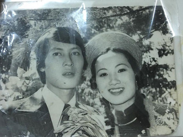Ngắm ảnh cưới đã ố màu của bố mẹ mới thấy khi xưa xuân sắc mẹ mình cũng từng xinh đẹp biết bao