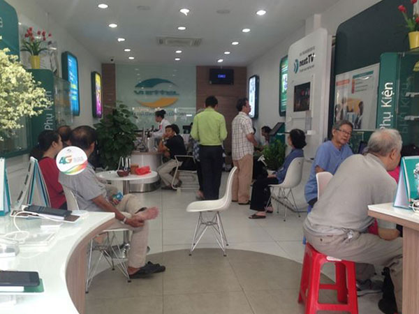 Người dân nháo nhác đăng ký thông tin vì sợ khóa SIM