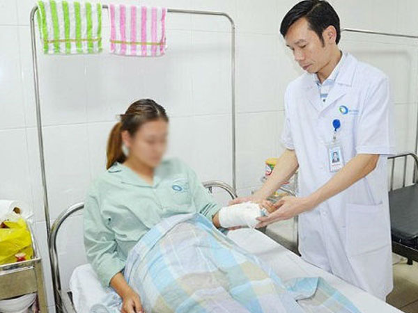 Nhóm nữ sinh lớp 12 mang tuýp sắt, bình hơi cay đánh bạn nhập viện