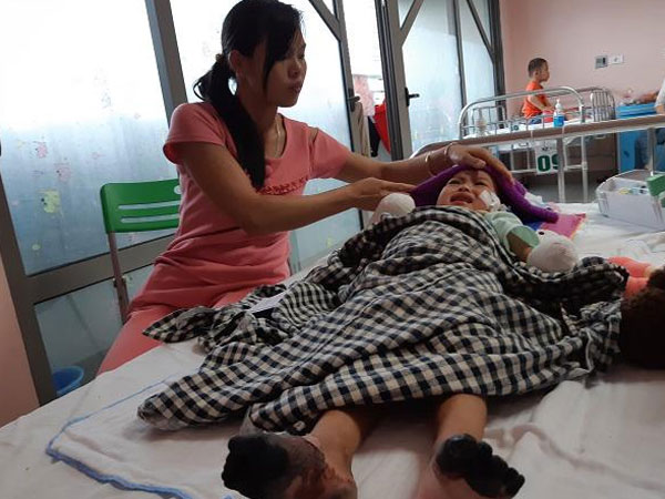 Sau 1 cơn sốt ban đêm, mẹ hoảng sợ thấy chân tay con gái 3 tuổi tím đen, hoại tử