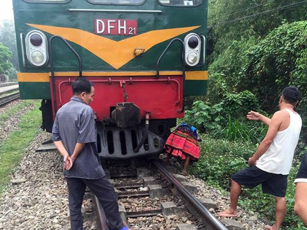 Yên Bái: Di chuyển trên đường ray, cụ bà bị tàu hỏa đâm tử vong