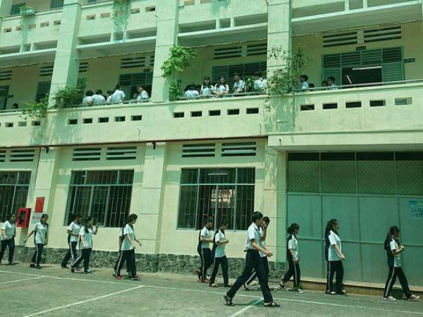 Cha mẹ nam sinh nhảy lầu tự tử: 'Ai cũng muốn con cái học tốt'