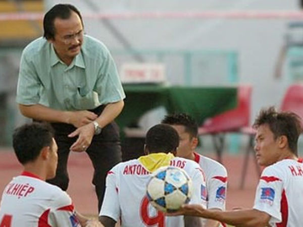 CLB Việt có nguy cơ mất hàng chục tỷ đồng vì bầu Thắng quyết phản đối bầu Tú