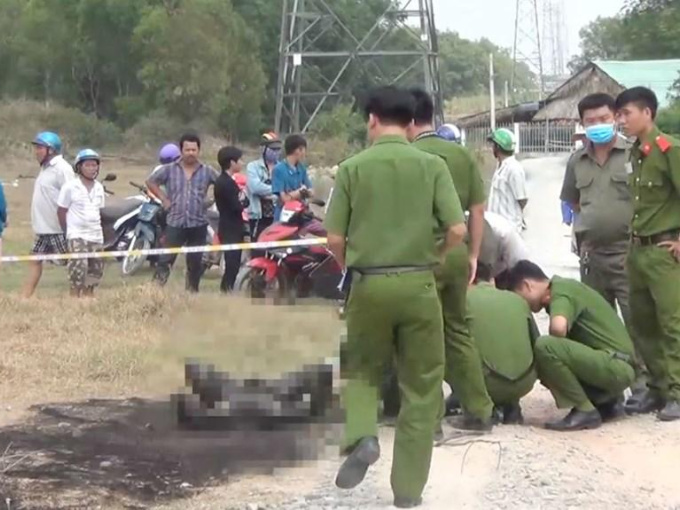 Kinh hoàng phát hiện thi thể người phụ nữ cháy đen ở bãi đất trống