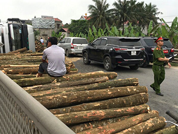 Lật xe chở gỗ khiến quốc lộ 1A ách tắc nhiều giờ