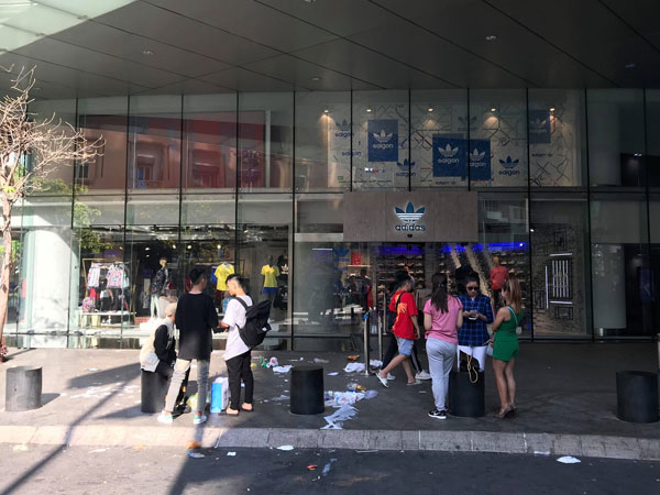 Ngao ngán cảnh vỏ túi nilon, chai nhựa... la liệt sau đêm xếp hàng canh mua giày Adidas của các bạn trẻ