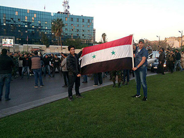 Người dân Syria đổ ra phố ăn mừng tên lửa Mỹ bị bắn hạ