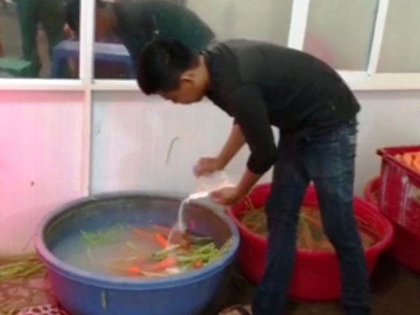 TP.HCM: Khủng khiếp dùng chất độc tẩy cả chục tấn cà rốt trước khi 'xuất xưởng'
