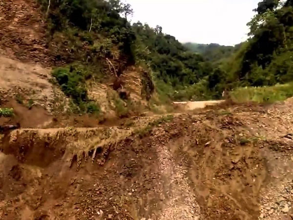 Video: Lở đất khi đào móng nhà, bốn người bị vùi lấp