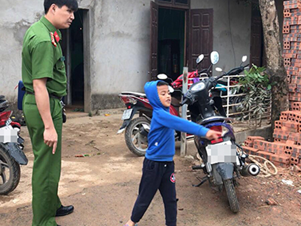 Bé trai hoảng sợ chứng kiến anh 8 tuổi bị kẻ lạ mặt đâm chết
