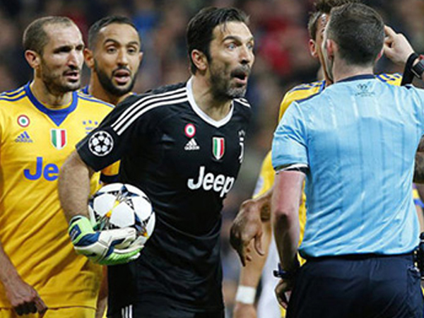 Buffon xuống nước nhưng vẫn không chịu xin lỗi trọng tài Oliver
