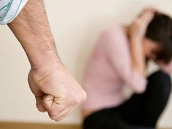 Chồng đánh đập, ép tôi ly hôn để ra nước ngoài đổi đời