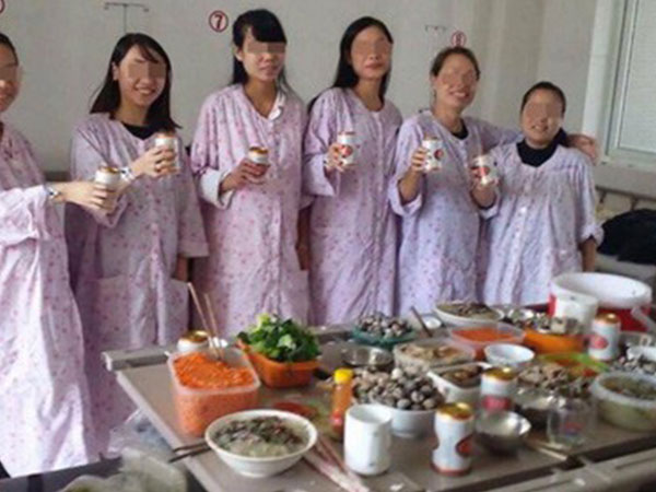 Chụp ảnh 'tự sướng', lập team ăn lẩu uống bia, các mẹ bầu chờ 'lên thớt' đáng yêu gây sốt mạng