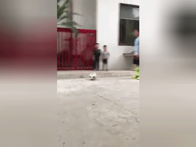 Clip: Ông bố nhổ răng 'bá đạo' cho con trai bằng quả bóng khiến cư dân mạng phì cười