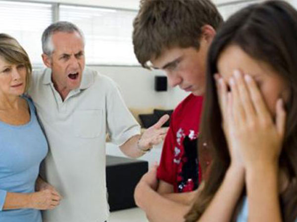 Con dâu khóc ròng vì bố chồng yêu cầu 'rửa bát không có tiếng va, kho cá không có mùi'