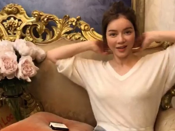 Lý Nhã Kỳ livestream tại nhà đáp trả tin đồn bị bắt