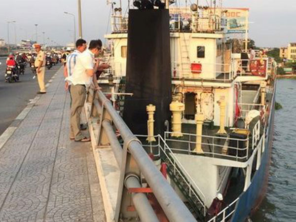 Tàu hàng nghìn tấn mắc kẹt giữa cầu Đồng Nai