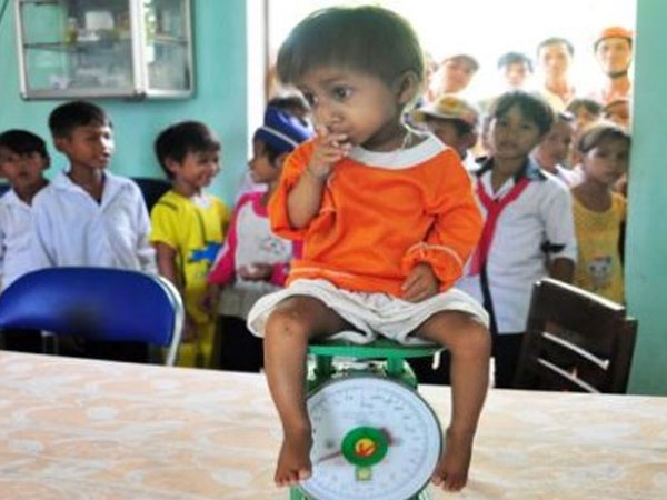Video: Bé tý hon K'Rễ đá bóng cùng bạn bè