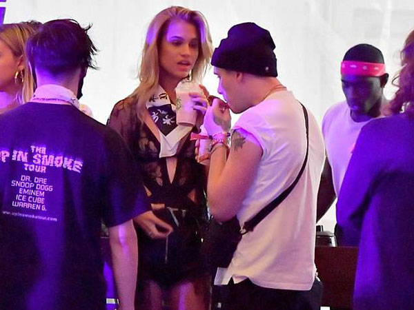 Brooklyn Beckham tán tỉnh người đẹp tóc vàng mới cao hơn cả mình tại Coachella