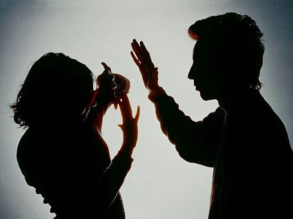 Chưa đầy 1 năm sau khi cưới, người vợ trẻ đã quyết ly hôn gã chồng vũ phu