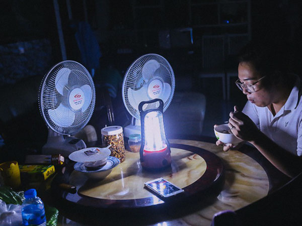 Cuộc sống u tối, lạnh lẽo của những cư dân bám trụ chung cư Carina sau vụ cháy 13 người chết