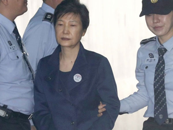 Cựu tổng thống Park Geun-hye từ bỏ kháng án 24 năm tù