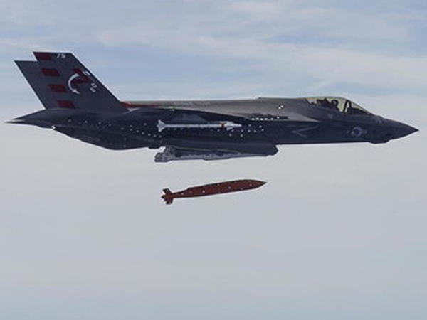 Được trang bị thêm vũ khí thông minh F-35C như 'hổ mọc thêm cánh'