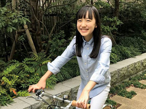 Mana-chan, cô bé đang gây sốt với clip 'quên người yêu cũ đi, vì vẫn còn 3 tỷ 50 triệu đàn ông trên thế giới' là ai?