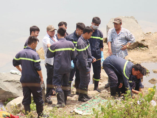 Nam sinh lớp 7 tử vong dưới hồ nước Làng đại học
