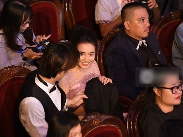 Nhan Phúc Vinh cởi áo khoác cho Nhã Phương khi ngồi cạnh, cùng nhau đi ăn đến gần 2 giờ sáng