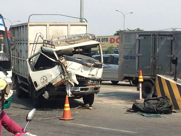 Ôtô đâm liên hoàn ở trạm BOT, nhân viên thu phí chạy tán loạn