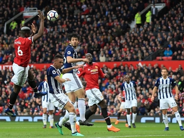 Pogba bị chế giễu vì dùng tay chơi bóng
