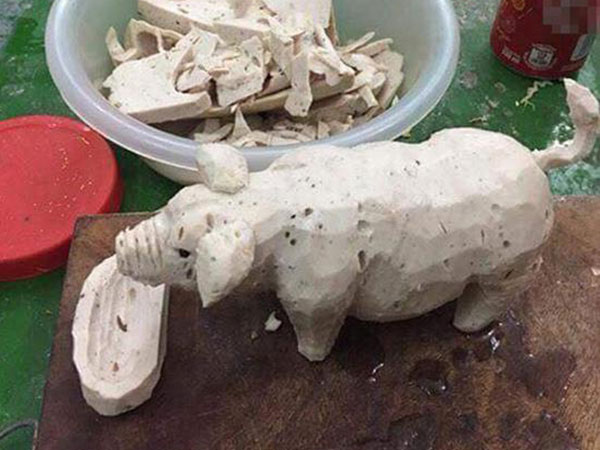 Rảnh rỗi đem giò ra tạc lợn, anh chàng khiến dân mạng xôn xao vì quá khéo tay