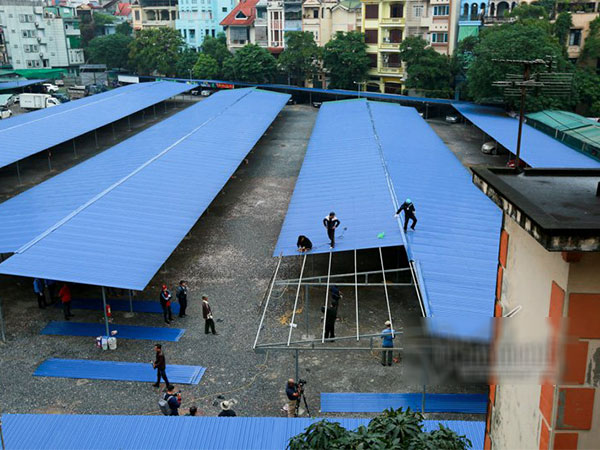 Tháo dỡ bãi giữ 350 xe ô tô một ngày ở Hà Nội