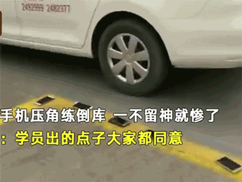 Thày dạy lái xếp điện thoại của học viên vào vạch kẻ đường