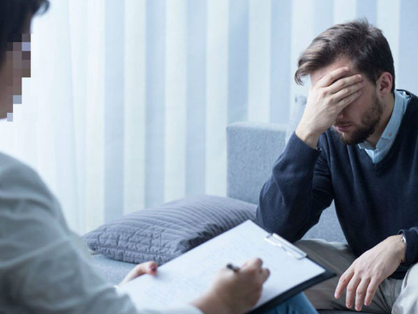 Trầm cảm sau cưới: Chồng lao đao vì vợ xinh đẹp có những biểu hiện lạ