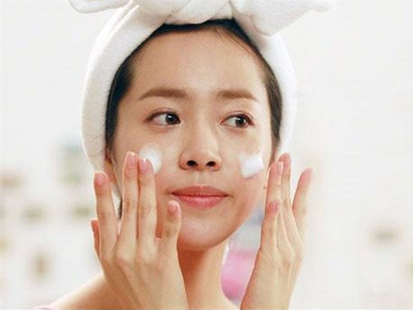 Tưởng vô hại nhưng 5 sơ suất nhỏ sau có thể khiến công sức chăm da 'đổ sông đổ bể'!