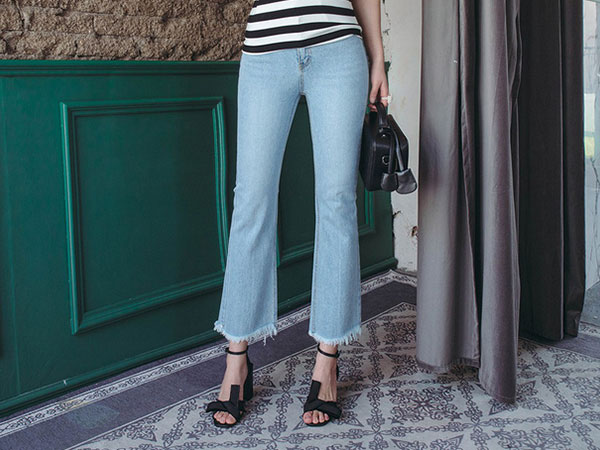 4 lưu ý giúp bạn diện quần jeans ống vẩy 'max đẹp'