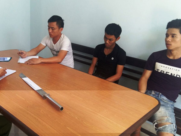 Bắt nhóm thanh niên dùng mã tấu chém người trên phố