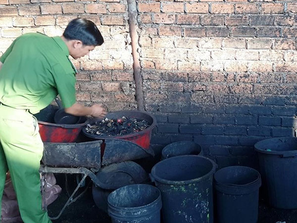 Chủ cơ sở nghi nhuộm cà phê bằng pin khai báo vòng vo