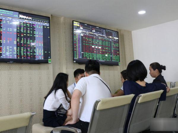 Chứng khoán bốc hơi 67.000 tỉ, chuyên gia nói 'đừng hoang mang'