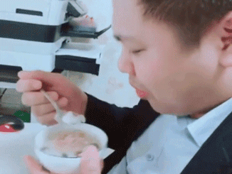 Clip anh chồng mếu máo khóc vì bị vợ ép... ăn chè: 'Suốt ngày nấu bắt người ta ăn, bảo sao không lên cân'