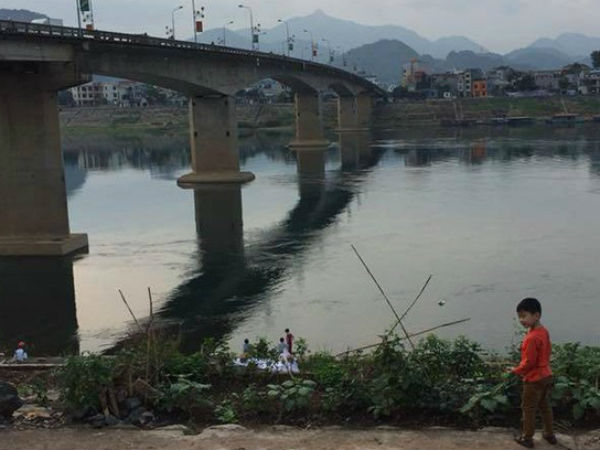 Đang đi trên cầu, nam thanh niên bất ngờ nhảy xuống sông Đà tự tử