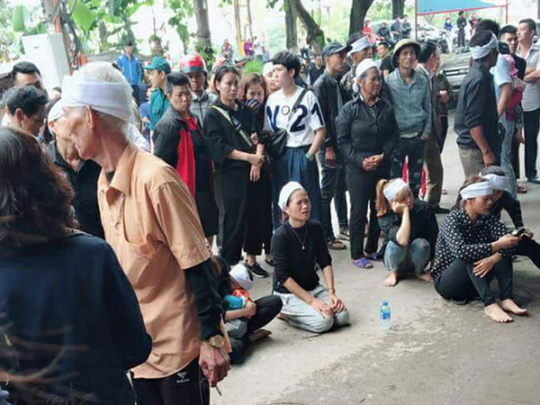 Gia đình bé trai 8 tuổi bị sát hại kéo tới nhà nghi phạm gào khóc
