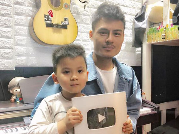 Hoa Vinh khoe được Youtube trao nút bạc, clip 'khủng' nhất có gần 10 triệu lượt xem