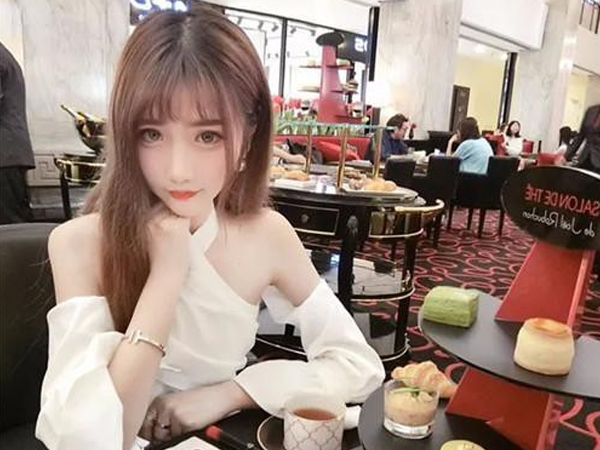 Khinh bạn trai đi ăn mà lại xin nilon gói đồ thừa mang về, cô gái trẻ bị mắng cho xấu hổ